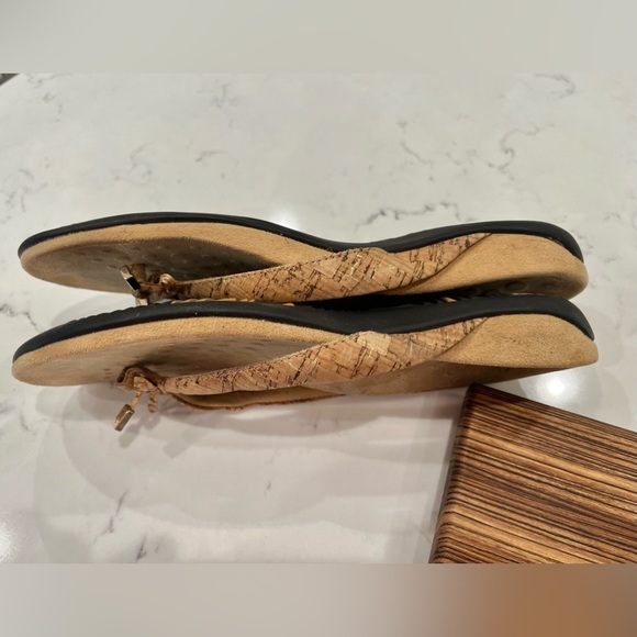 Vionic Bella Cork Flip Flops, size 8. - Picture 3 of 5